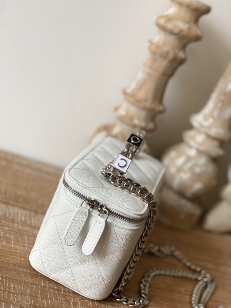  Handbag   Chanel 81199 size  17 cm