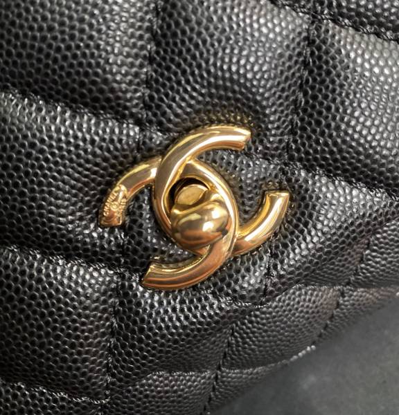 Handbag  Chanel  AS2215  size  𝟏𝟑*𝟏𝟗*𝟗 𝑐𝑚