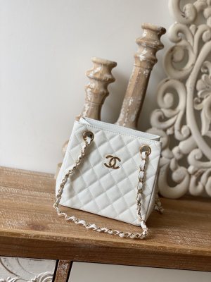  Handbag  Chanel  AS3176 size  16X15X9 cm