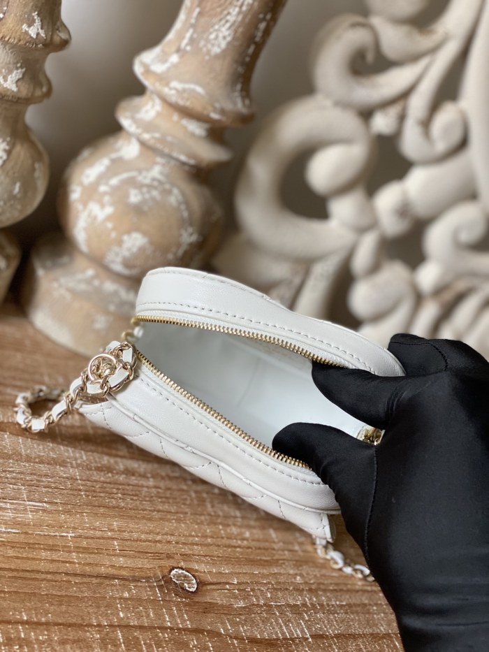  Handbag   Chanel 81203 size  12×13×5.5 cm