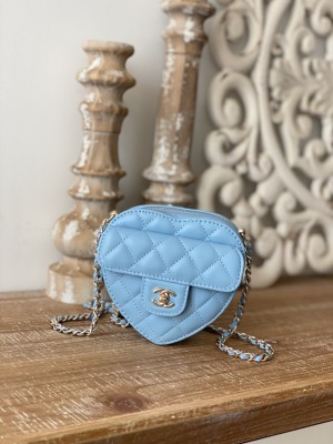  Handbag   Chanel  81203  size  12×13×5.5 cm