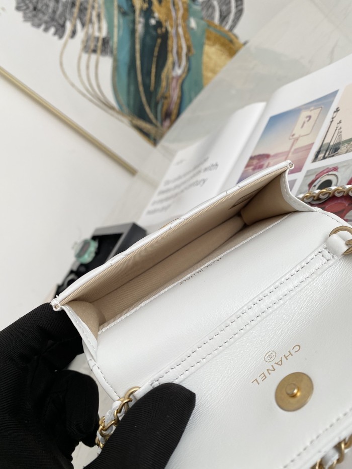  Handbag  Chanel  81135  size 12.5 9 2.5 cm