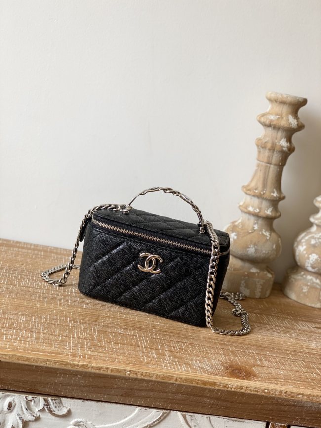  Handbag   Chanel  81199  size  17 cm