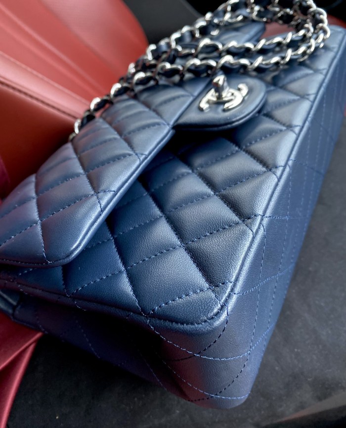  Handbag Chanel A01112  size  25.5*15.5*6.5  cm