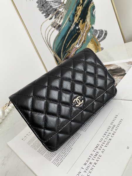  Handbag   Chanel  81028  size  19 cm