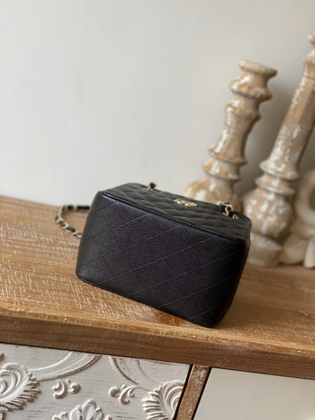  Handbag  Chanel  AS3176  size  16X15X9 cm