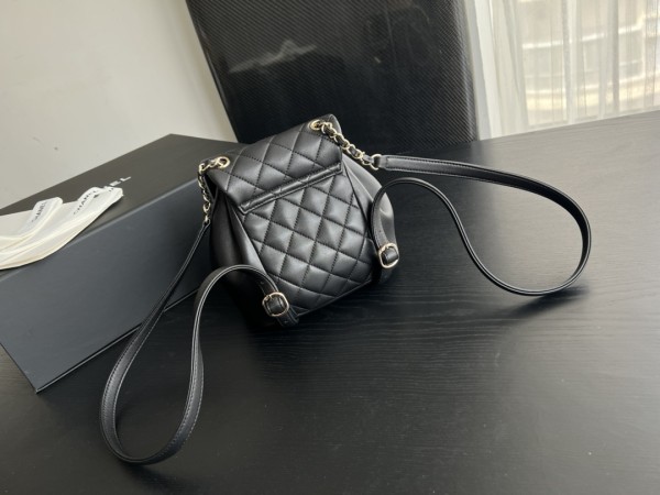  Handbag   Chanel  2908  size  18cmx18cmx12 cm