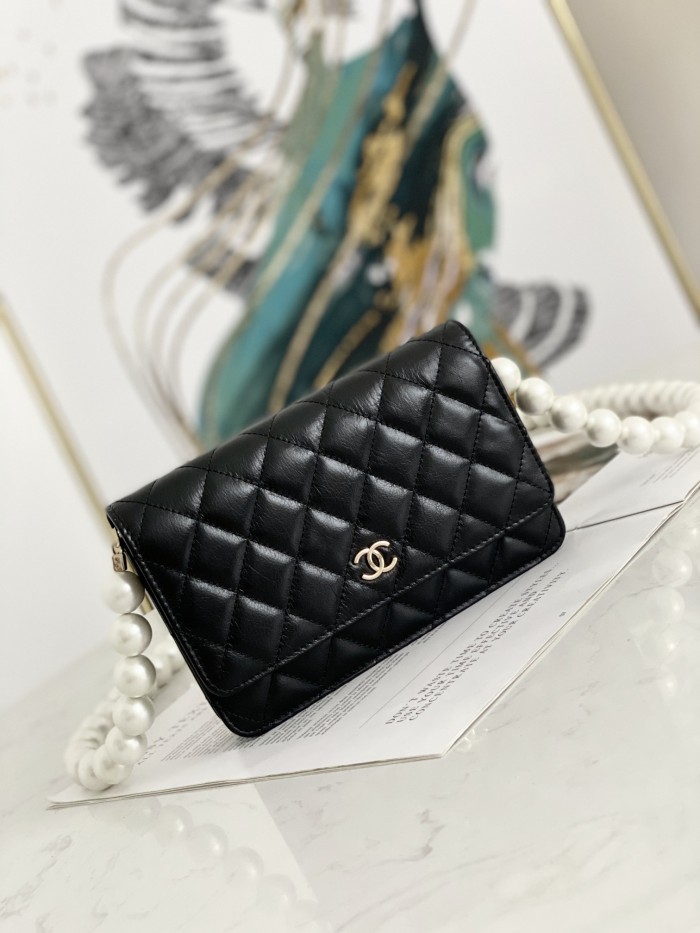  Handbag   Chanel  81028  size  19 cm