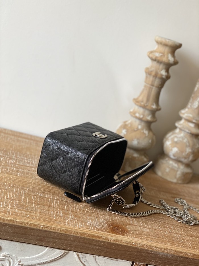  Handbag   Chanel  81199  size  17 cm