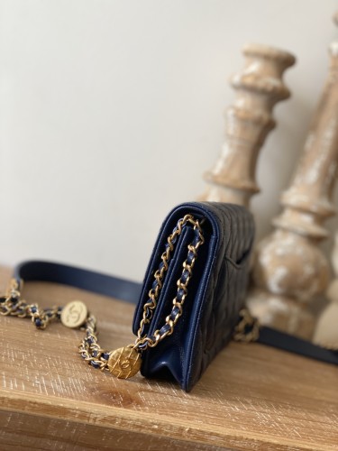  Handbag   Chanel   AP81204  size  19 cm