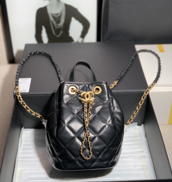  Handbag   Chanel  size 13*19 cm