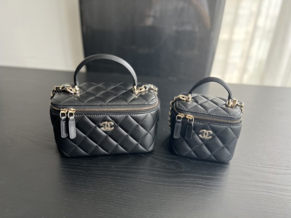  Handbag   Chanel   size  17 cm