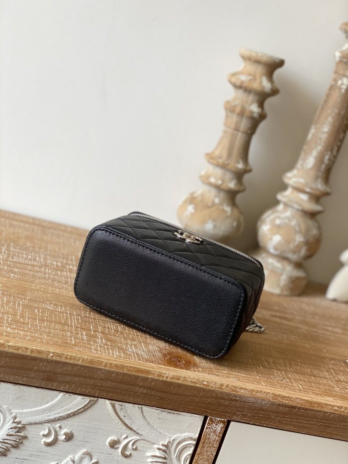  Handbag   Chanel  81199  size  17 cm