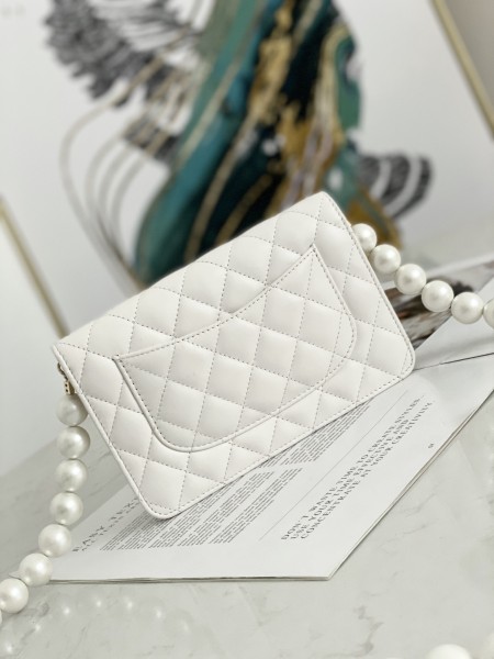  Handbag   Chanel  81028  size  19 cm