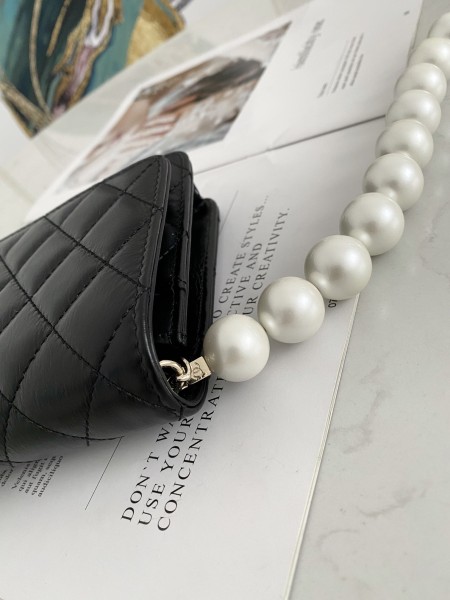  Handbag   Chanel  81028  size  19 cm