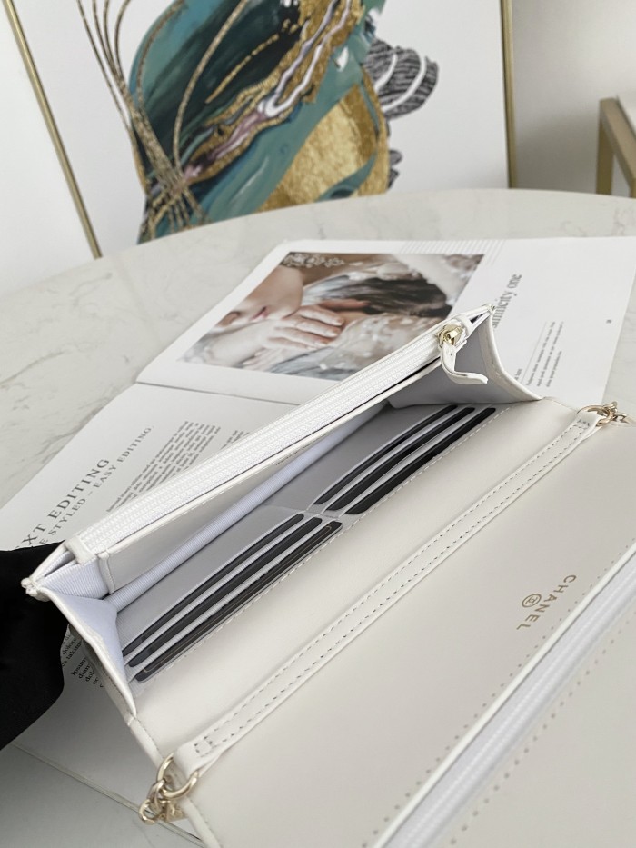  Handbag   Chanel  81028  size  19 cm