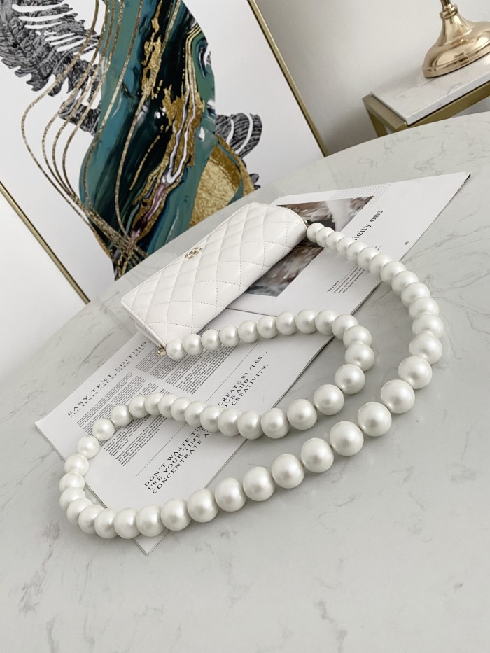  Handbag   Chanel  81028  size  19 cm