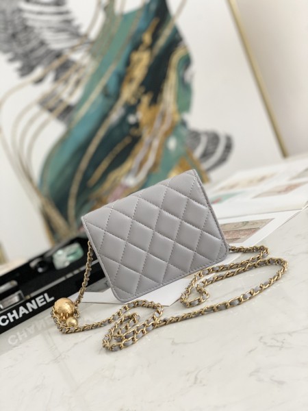 Handbag  Chanel 81135 size 12.5 9 2.5 cm