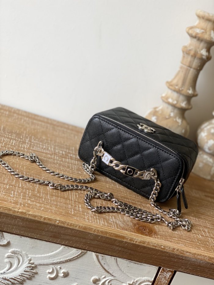  Handbag   Chanel  81199  size  17 cm