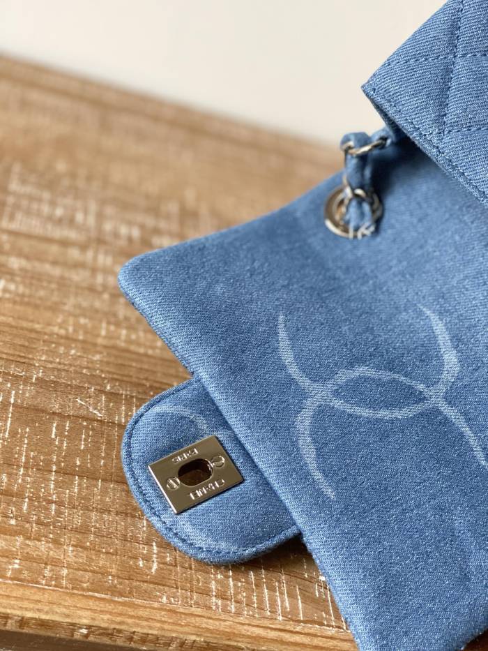  Handbag   Chanel AS2070  size  20 6.5 12 cm