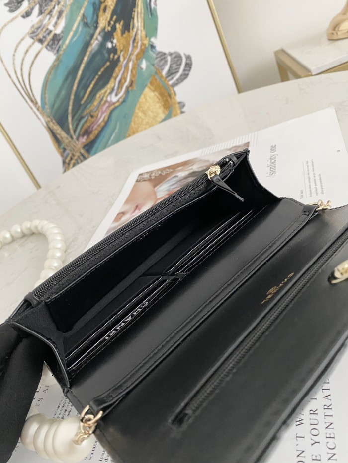  Handbag   Chanel  81028  size  19 cm