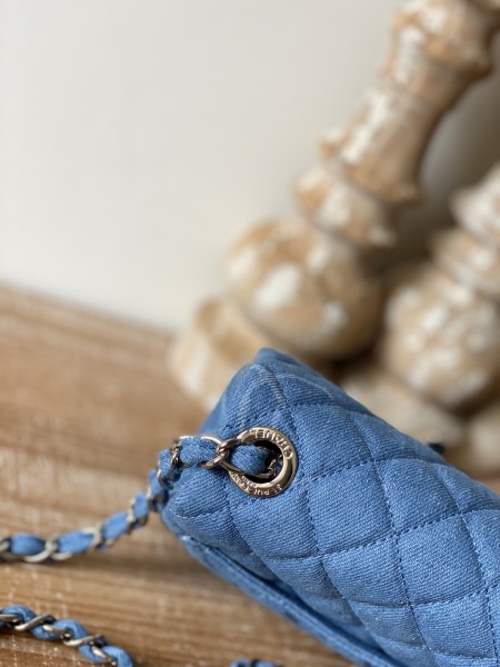  Handbag   Chanel AS2070  size  20 6.5 12 cm