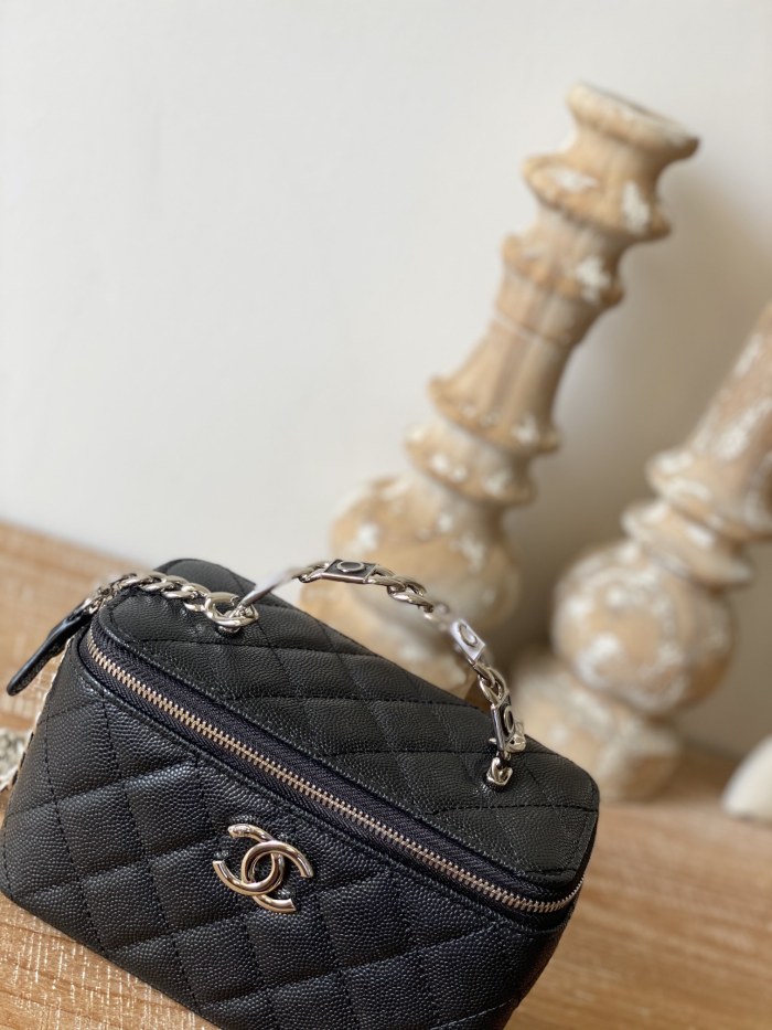  Handbag   Chanel  81199  size  17 cm