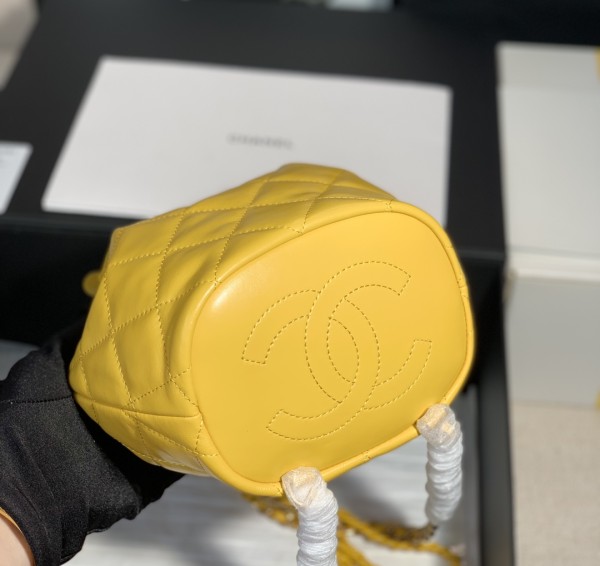  Handbag   Chanel  size  13*19 cm