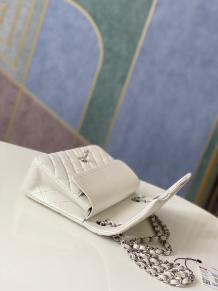 Handbag   Chanel   112  size  25 cm