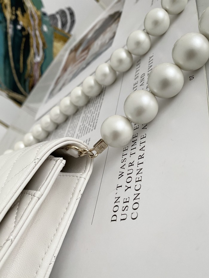  Handbag   Chanel  81028  size  19 cm