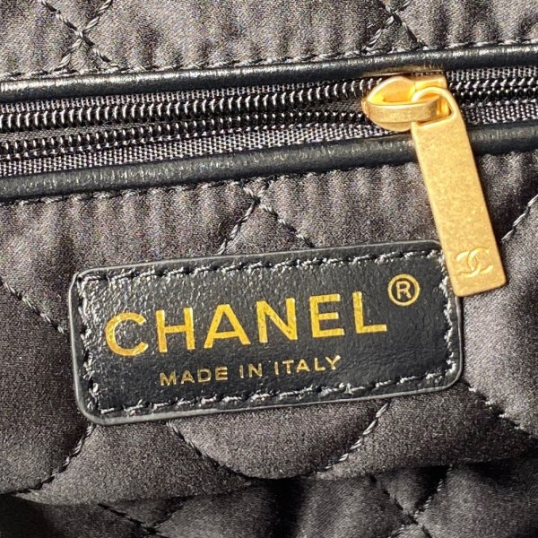  Handbag   Chanel  AS3260  size  35x37x7 cm