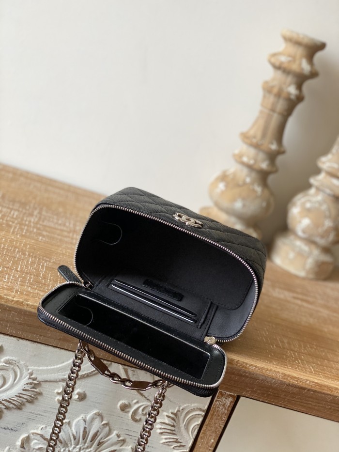  Handbag   Chanel  81199  size  17 cm