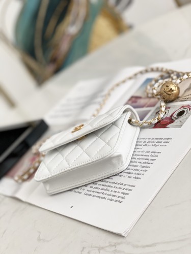  Handbag  Chanel  81135  size 12.5 9 2.5 cm