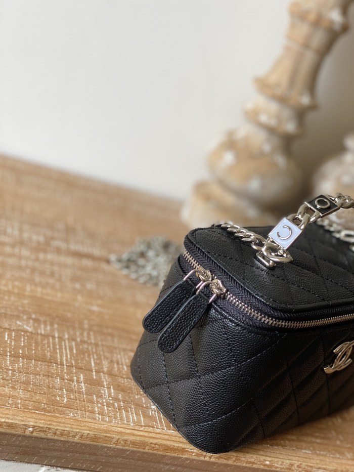  Handbag   Chanel  81199  size  17 cm