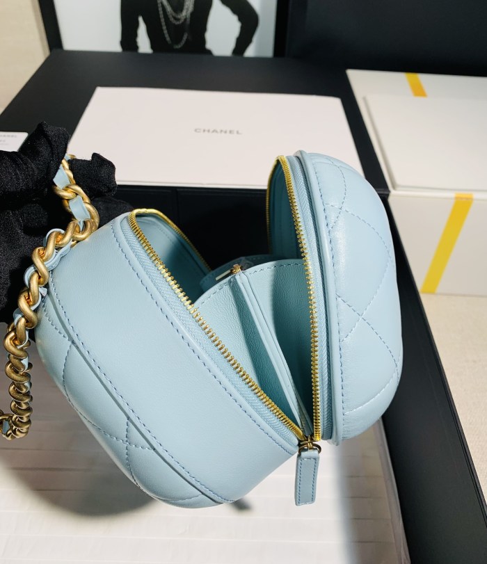  Handbag   Chanel 1050 