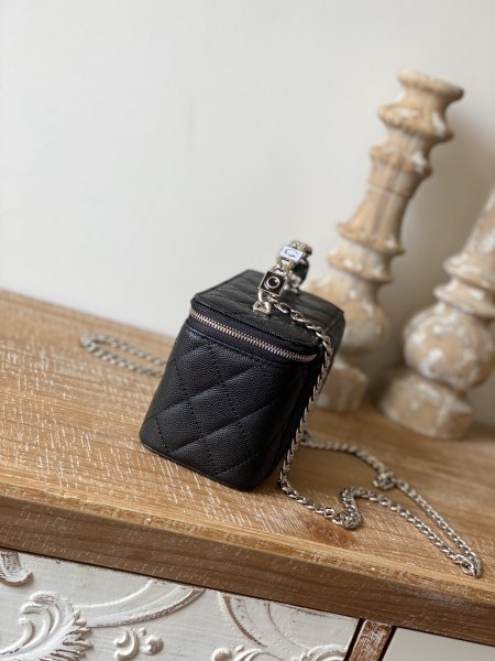  Handbag   Chanel  81199  size  17 cm