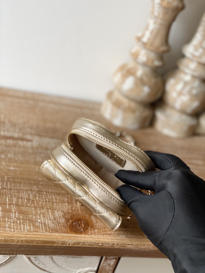  Handbag   Chanel  81202  size  8.5×11×5.5 cm