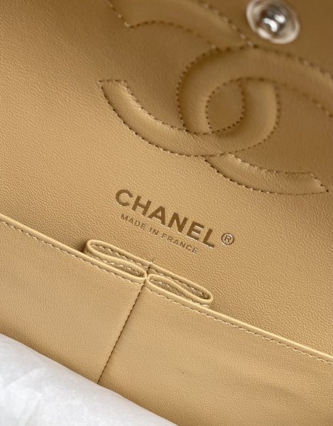 Handbag  Chanel  A01112  size  25.5*15.5*6.5 cm