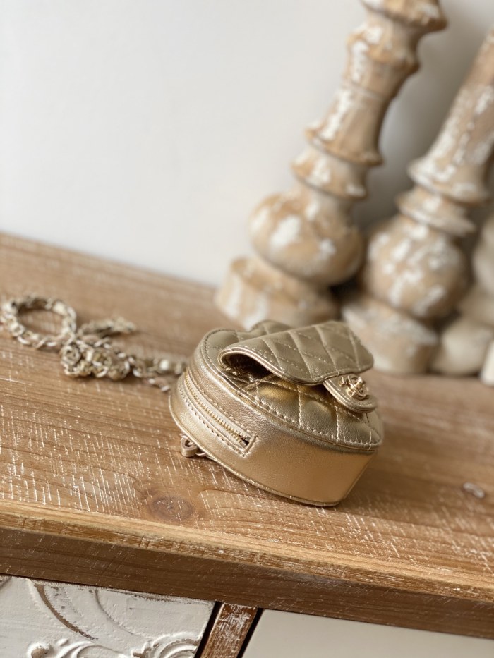  Handbag   Chanel  81202  size  8.5×11×5.5 cm