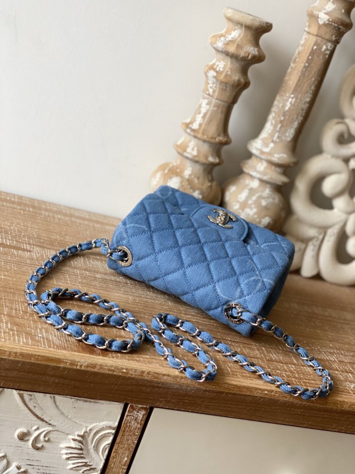  Handbag   Chanel AS2070  size  20 6.5 12 cm