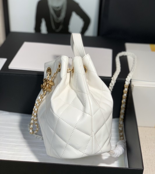  Handbag   Chanel  size  13*19 cm