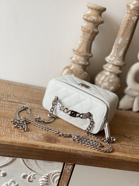  Handbag   Chanel 81199 size  17 cm