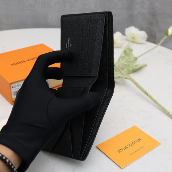 LOUIS VUITTON Multiple Cow Leather Wallet Men's Black M30295 size 11.5*1.5*9 cm