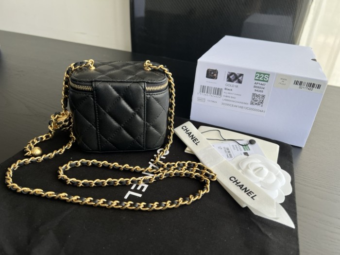  Handbag  Chanel  AP1447  size  8.5cmx11cmx7 cm