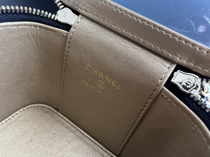  Handbag  Chanel  AP1447  size  8.5cmx11cmx7 cm