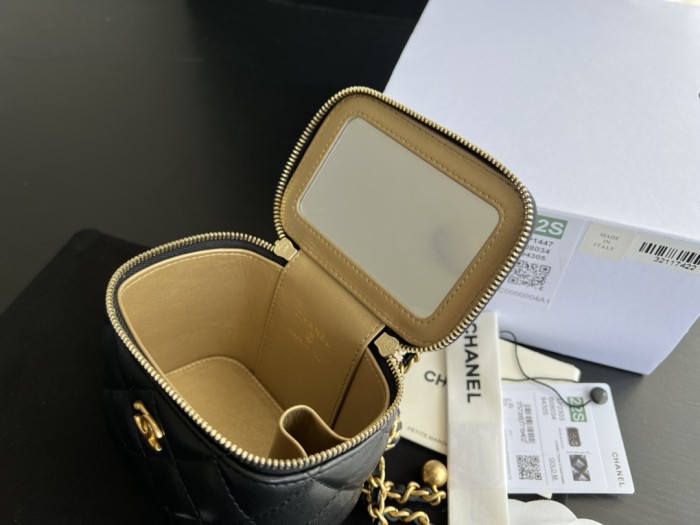  Handbag  Chanel  AP1447  size  8.5cmx11cmx7 cm