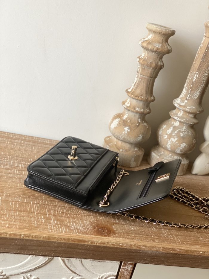  Handbag   Chanel  88632  size  19 cm