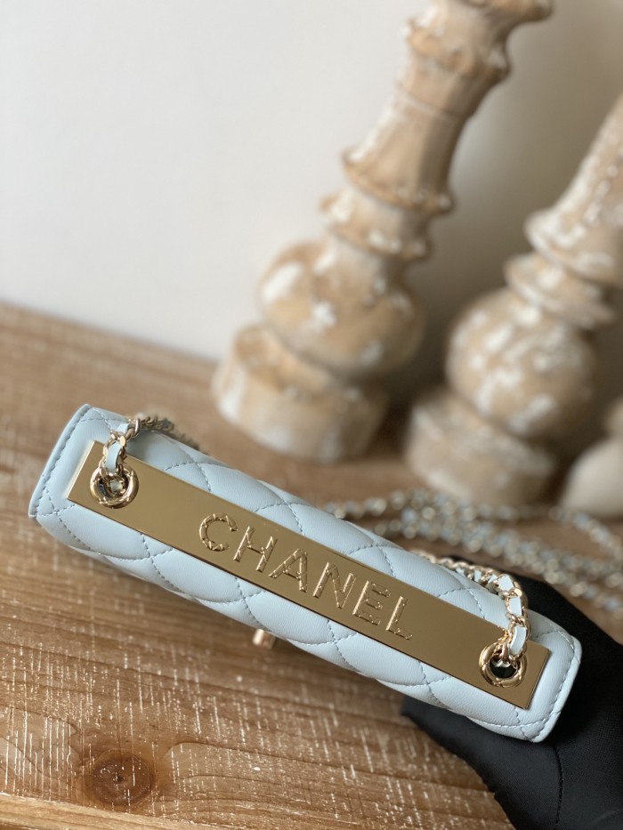  Handbag   Chanel  88632  size  19 cm