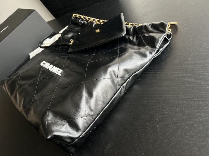  Handbag   Chanel  size  48cmx45cmx10 cm