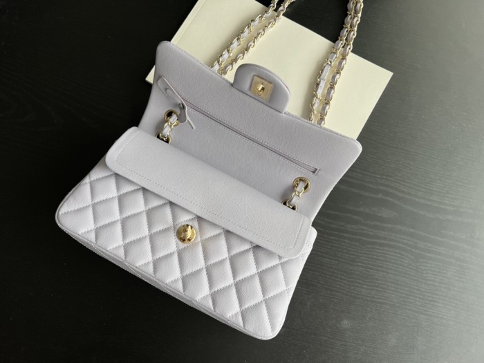  Handbag   Chanel  size 23 cm